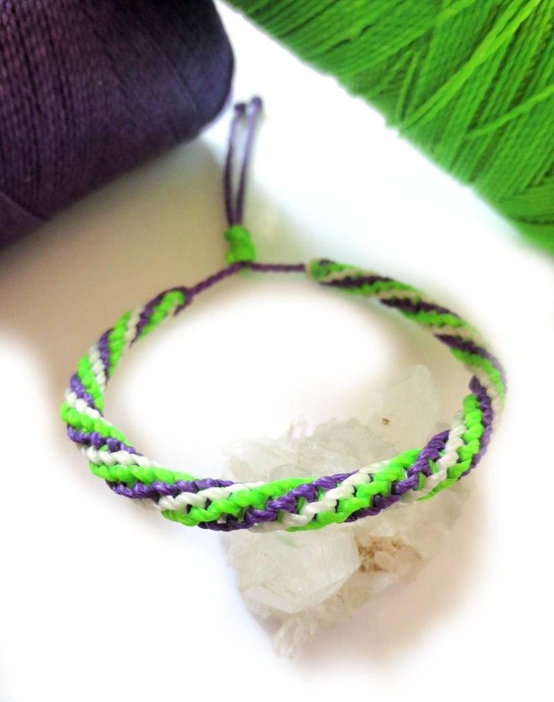 Grün "Fluo" Lila & Weiß Freundschaft Armband/Spiral Armband Handgefertigt/Geflochten, Mit Kordel. Verstellbare Schiebeknoten. Réf.fpvertfluovioblanc Grün "Fluo" Lila & Weiß Freundschaft Armband/Spiral Armband Handgefertigt/Geflochten, Mit Kordel. Verstellbare Schiebeknoten. Réf.fpvertfluovioblanc von PapachoCreations
