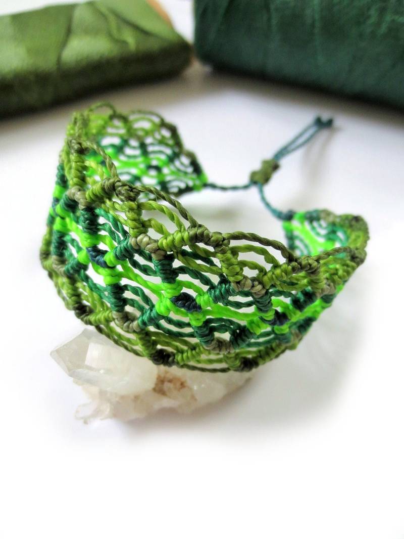 Grün | Vier Verschiedene Grüntöne Makramee Freundschaftsarmband Armband Handgemacht Handgewebt. Wasserdicht Und Verstellbar von PapachoCreations