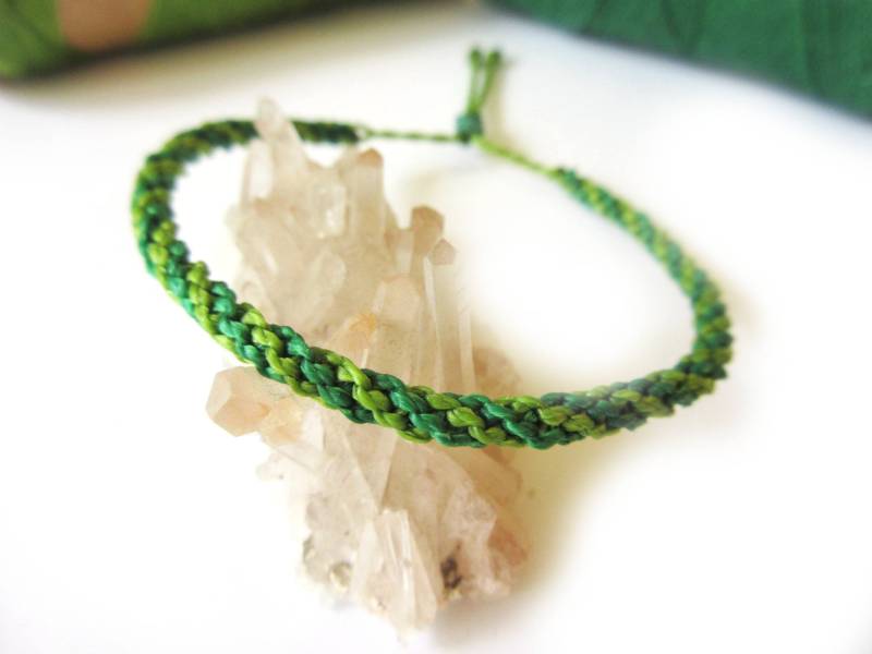 Grün & Apfelgrün Freundschaftsarmband/Boho/Armband Handgemacht/Gewebt/Geflochten Mit Wachsschnur. Verstellbarer Schiebeknoten. Réf.fpvertvert Grün & Apfelgrün Freundschaftsarmband/Boho/Armband Handgemacht/Gewebt/Geflochten Mit Wachsschnur. Verstellbarer Schiebeknoten. Réf.fpvertvert von PapachoCreations