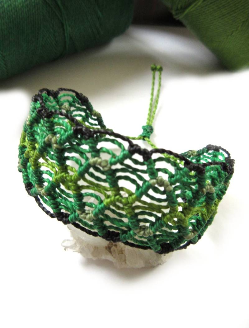 Grün & Schwarz Makramee Freundschaft Boho Armband Handgemacht Mit Gewachsten Fäden. Wasserdicht Unisex Und Verstellbar Grün & Schwarz Makramee Freundschaft Boho Armband Handgemacht Mit Gewachsten Fäden. Wasserdicht Unisex Und Verstellbar von PapachoCreations