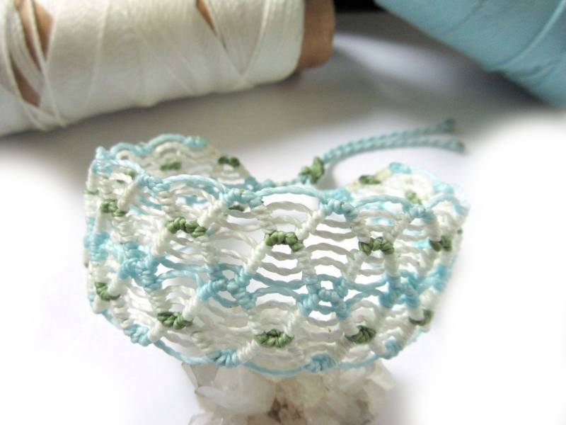 Hellblau, Grün & Weißes Armband Handgemacht Aus Gewachsten Fäden. Wasserdicht Und Verstellbar Hellblau, Grün & Weißes Armband Handgemacht Aus Gewachsten Fäden. Wasserdicht Und Verstellbar von PapachoCreations