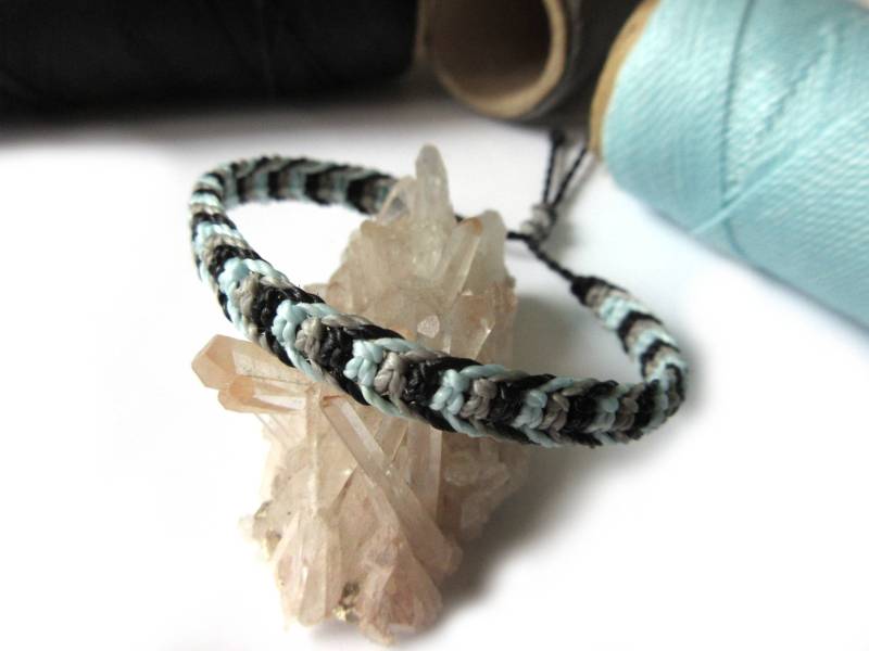 Hellblau Himmel Schwarz Grau Freundschafts Armband/Boho/Armband Handgemacht/Geflochten Mit Wachs Schnüren Und Makramee Knoten. Verstellbarer Hellblau Himmel Schwarz Grau Freundschafts Armband/Boho/Armband Handgemacht/Geflochten Mit Wachs Schnüren Und Makramee Knoten. Verstellbarer von PapachoCreations