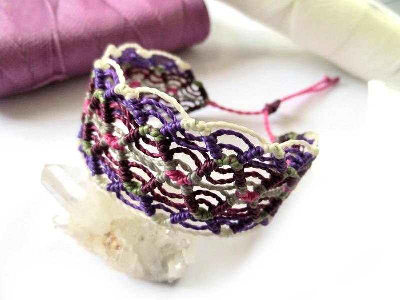 Lila Pink & Weiß Makramee Armband Handgemacht Handgewebt. Wasserdicht Unisex Und Verstellbar Lila Pink & Weiß Makramee Armband Handgemacht Handgewebt. Wasserdicht Unisex Und Verstellbar von PapachoCreations