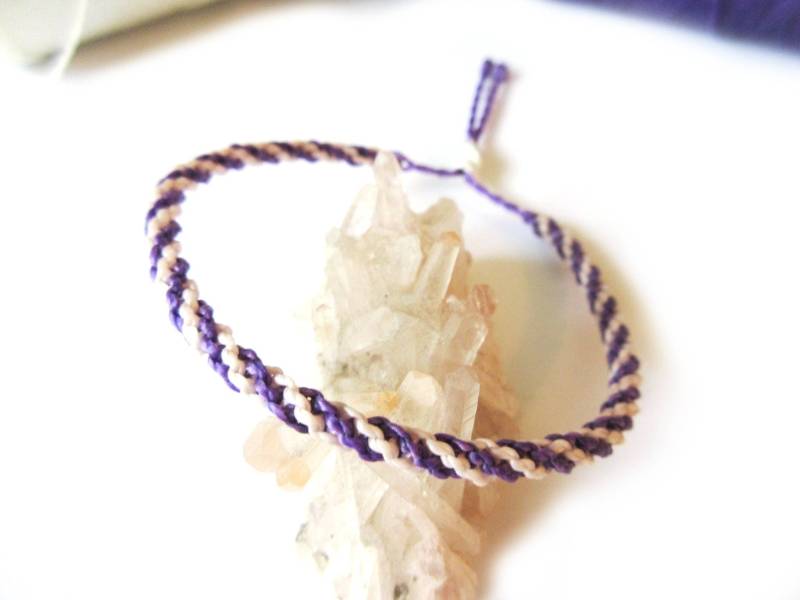 Lila & Weiß Freundschafts Armband/Boho/Surf/Unisex Runde Spiralkordel Armband Handgemacht/Geflochten Mit Gewachsten Schnürchen. Réf.fpvioblanc von PapachoCreations