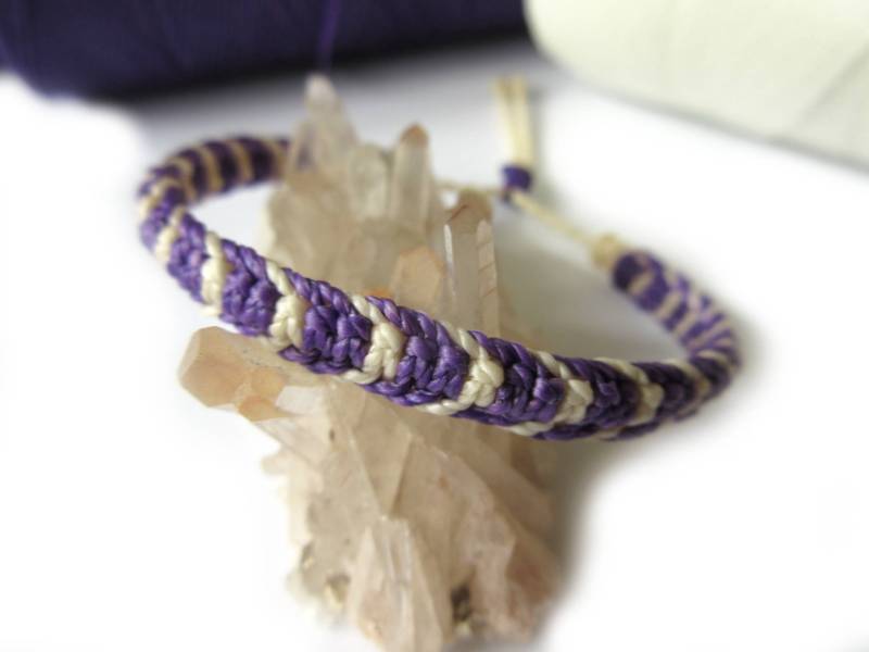 Lila & Weißes Freundschaftsarmband Handgemacht/Geflochtenes Armband Mit Gewachsten Schnüren Und Makramee Knoten. Unisex Verstellbar von PapachoCreations
