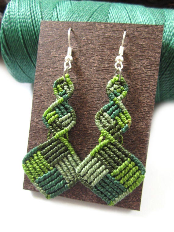 Grüne Ohrringe Handgemacht Mit Macramé Knoten Grüne Ohrringe Handgemacht Mit Macramé Knoten von PapachoCreations