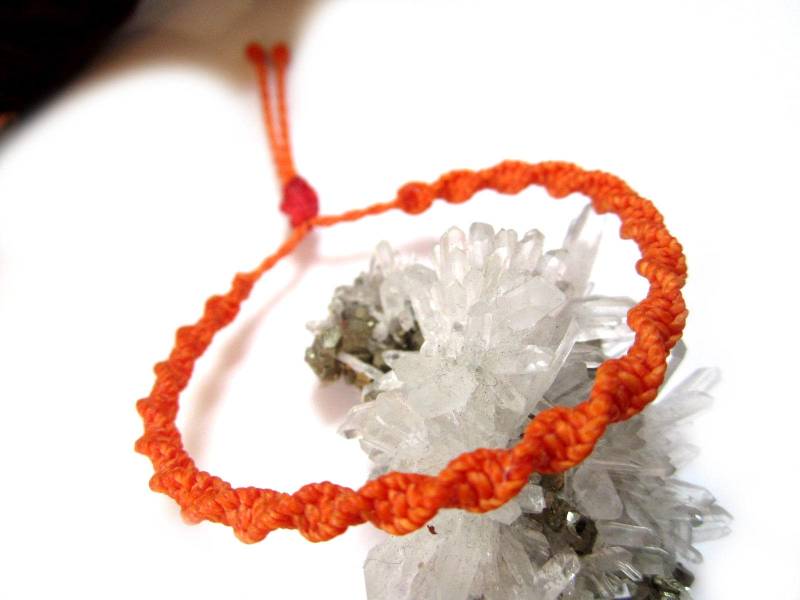 Orange Freundschaft Armband/Spirale Schnur Armband Handarbeit/Geflochten/Gewebt Mit Wachs Streichern Und Makramee Knoten. Verstellbare Schiebeknoten Orange Freundschaft Armband/Spirale Schnur Armband Handarbeit/Geflochten/Gewebt Mit Wachs Streichern Und Makramee Knoten. Verstellbare Schiebeknoten von PapachoCreations