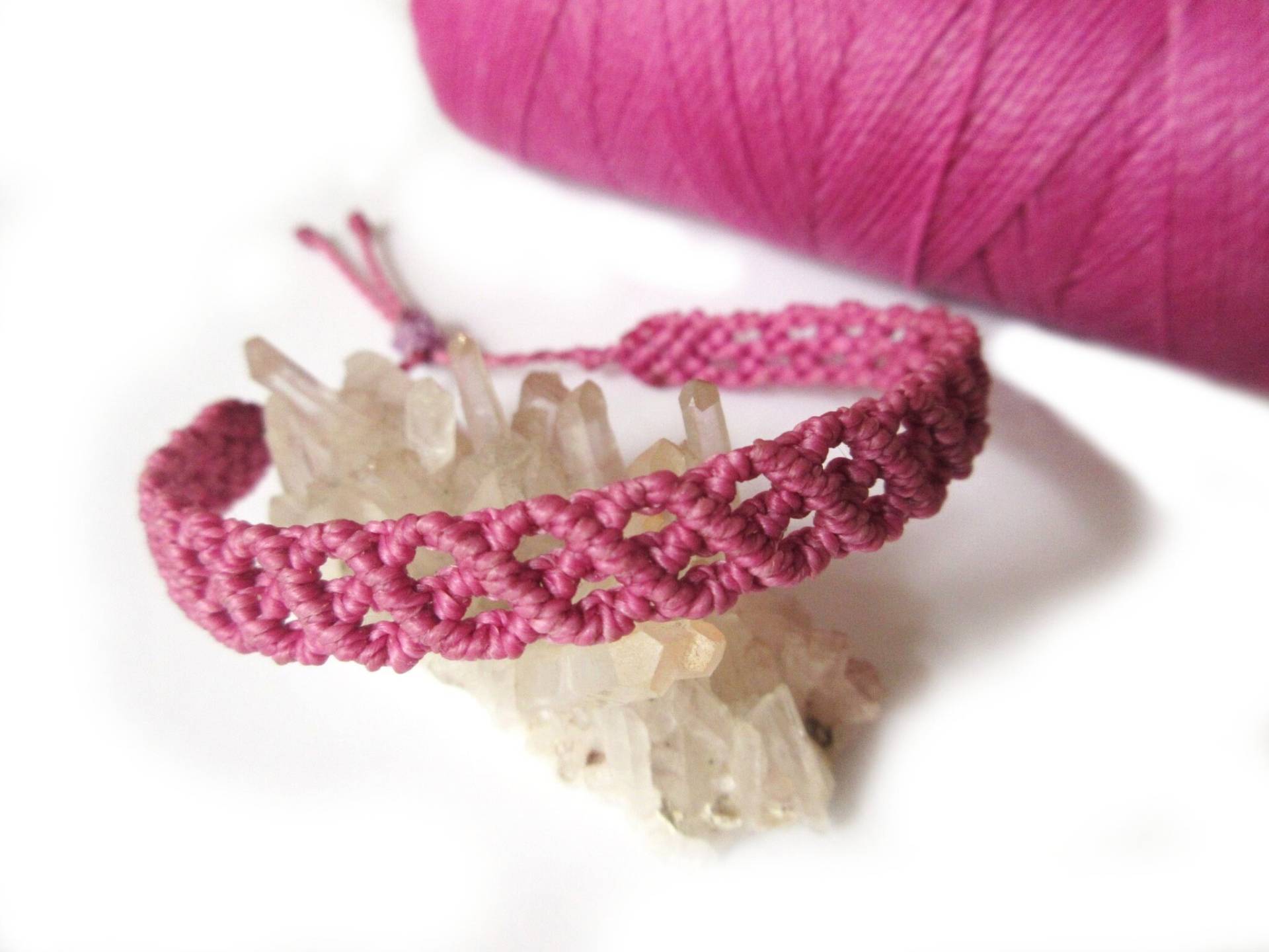 Pink Fuchsia Makramee Freundschaft Boho Armband Handgemacht Mit Gewachsten Fäden. Wasserdicht Unisex Und Verstellbar von PapachoCreations