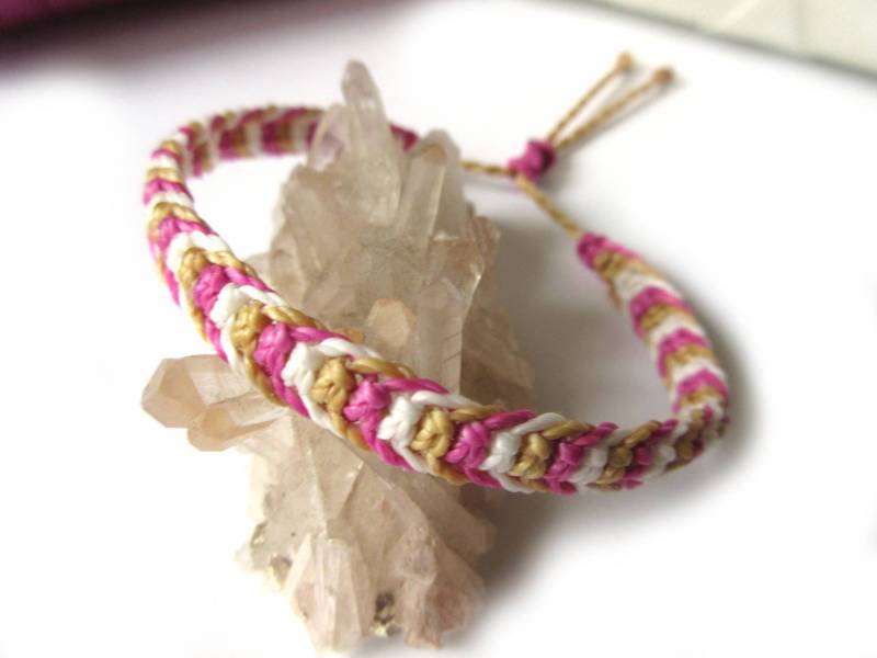 Rosa Fuchsia Stroh & Weiß Freundschaftsarmband/Boho/Surf/Unisex Flat Cord Armband Handgemacht/Geflochten Mit Gewachster Schnur Réf.3Ppfuchbeiblanc Rosa Fuchsia Stroh & Weiß Freundschaftsarmband/Boho/Surf/Unisex Flat Cord Armband Handgemacht/Geflochten Mit Gewachster Schnur Réf.3Ppfuchbeiblanc von PapachoCreations