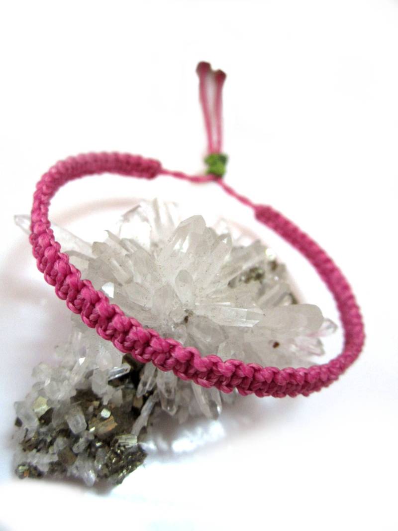 Rosa Fuchsie Freundschaft Armband/Flach Und Dünn Armband Handgefertigt/Geflochten Wachsschnur Mit Makramee Knoten. Verstellbare Schiebeknoten Rosa Fuchsie Freundschaft Armband/Flach Und Dünn Armband Handgefertigt/Geflochten Wachsschnur Mit Makramee Knoten. Verstellbare Schiebeknoten von PapachoCreations