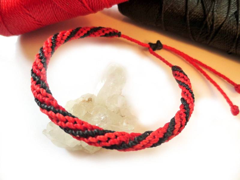 Rote Und Schwarze Freundschaft Armband/Bohemian/Spiral Armband Handgefertigt/Gewebt/Geflochten Mit Wachs-strings. Verstellbare Schiebeknoten Rote Und Schwarze Freundschaft Armband/Bohemian/Spiral Armband Handgefertigt/Gewebt/Geflochten Mit Wachs-strings. Verstellbare Schiebeknoten von PapachoCreations