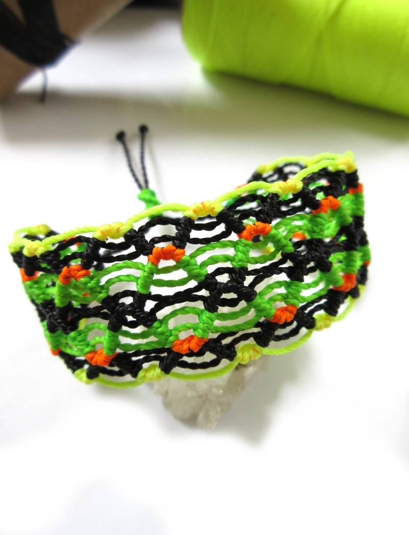 Schwarz Fluo Gelb Grün Orange Makramee Freundschaftsarmband Handgemacht/Gewebt/Geflochtenes Armband Mit Gewachsten Schnüren. Wasserdicht Und Schwarz Fluo Gelb Grün Orange Makramee Freundschaftsarmband Handgemacht/Gewebt/Geflochtenes Armband Mit Gewachsten Schnüren. Wasserdicht Und von PapachoCreations