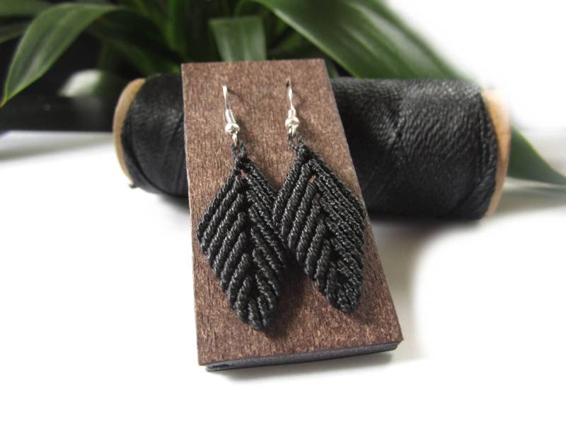 Schwarzes Blatt Form Makramee Ohrringe Handmade Creation von PapachoCreations