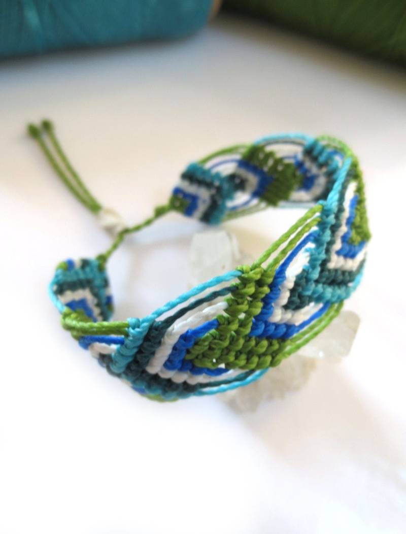 Türkis/Royal Blau Grün & Weiß Makramee Freundschaftsarmband Handmade Surfer Armband. Unisex Wasserdicht Und Einstellbar Türkis/Royal Blau Grün & Weiß Makramee Freundschaftsarmband Handmade Surfer Armband. Unisex Wasserdicht Und Einstellbar von PapachoCreations