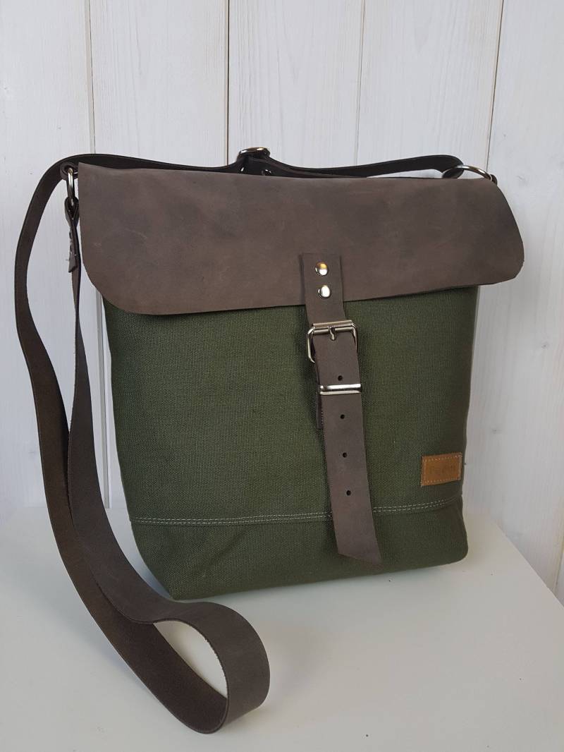 Umhängetasche Aus Gewachstem Segeltuch in Oliv Mit Klappe Rindsleder, Olivfarbenes Gewachstes Canvas Und Leder - Klappentasche von PapaveroDesign