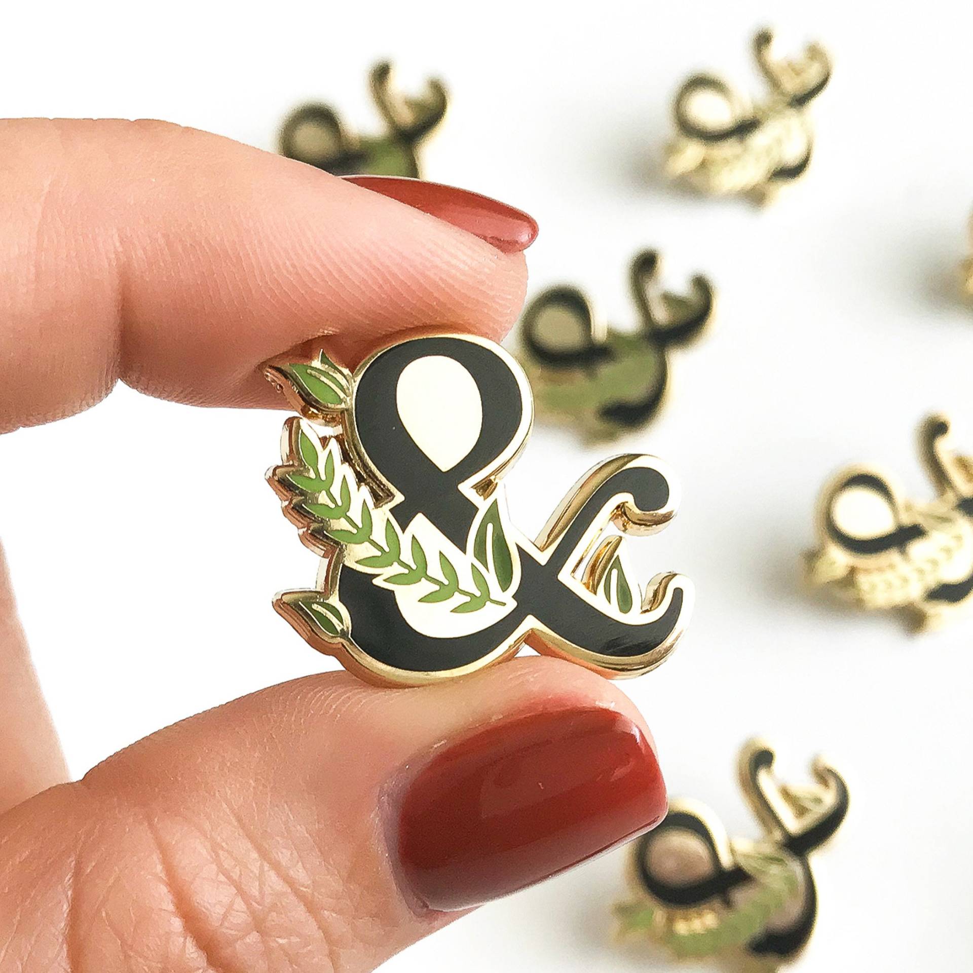 Grüne Ampersand Anstecknadel | Emaille Pins Anstecknadeln Pin Button Pflanzenliebhaber Accessoires Moderne Krawattennadel Anstecker von PaperAnchorCo