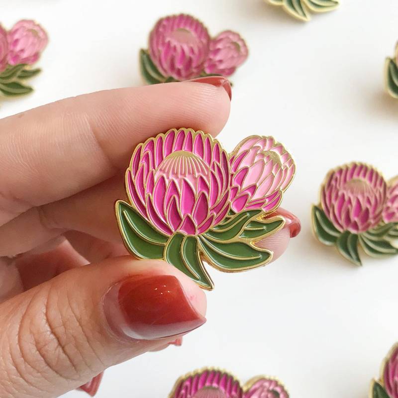 Ofelia Protea Floral Emaille Pin | Niedliche Anstecknadel Blumen Plant Lady Anstecker Brosche Moderne Krawattennadel von PaperAnchorCo