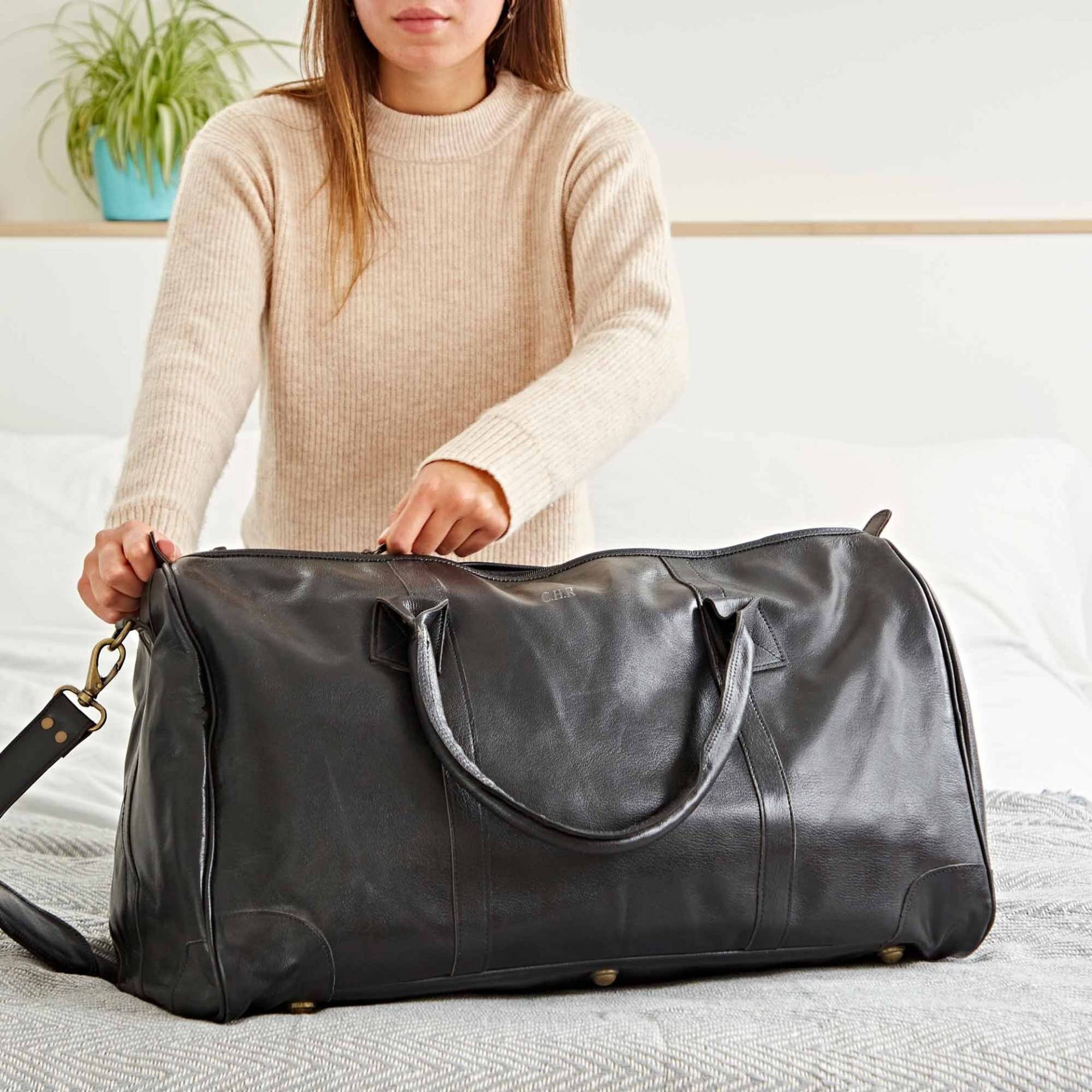 Personalisierte Schwarze Leder Wochenend-Reisetasche Reise-Sporttasche von PaperHighGifts