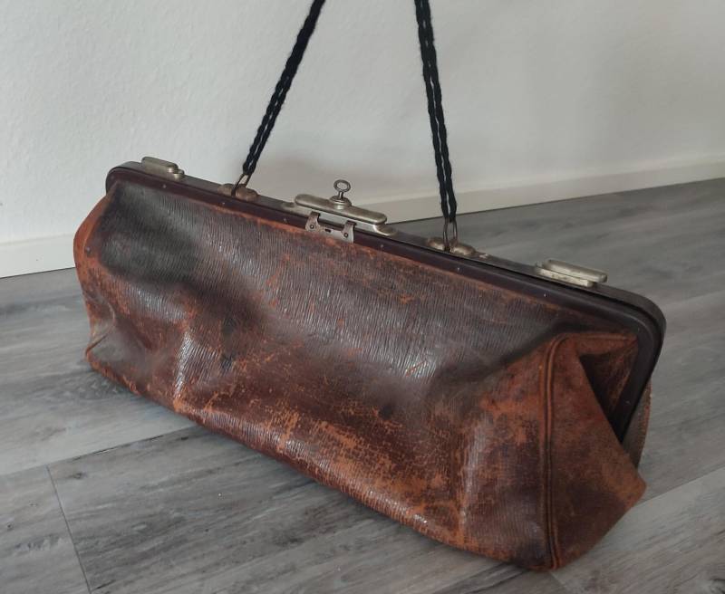 Antik Doktortasche Leder Braun Brocante Arzttasche Doctorbag Shabby Patina Echtleder Ledertasche Vintage Tasche Antik Doktortasche Leder Braun Brocante Arzttasche Doctorbag Shabby Patina Echtleder Ledertasche Vintage Tasche von PaperShopVintage