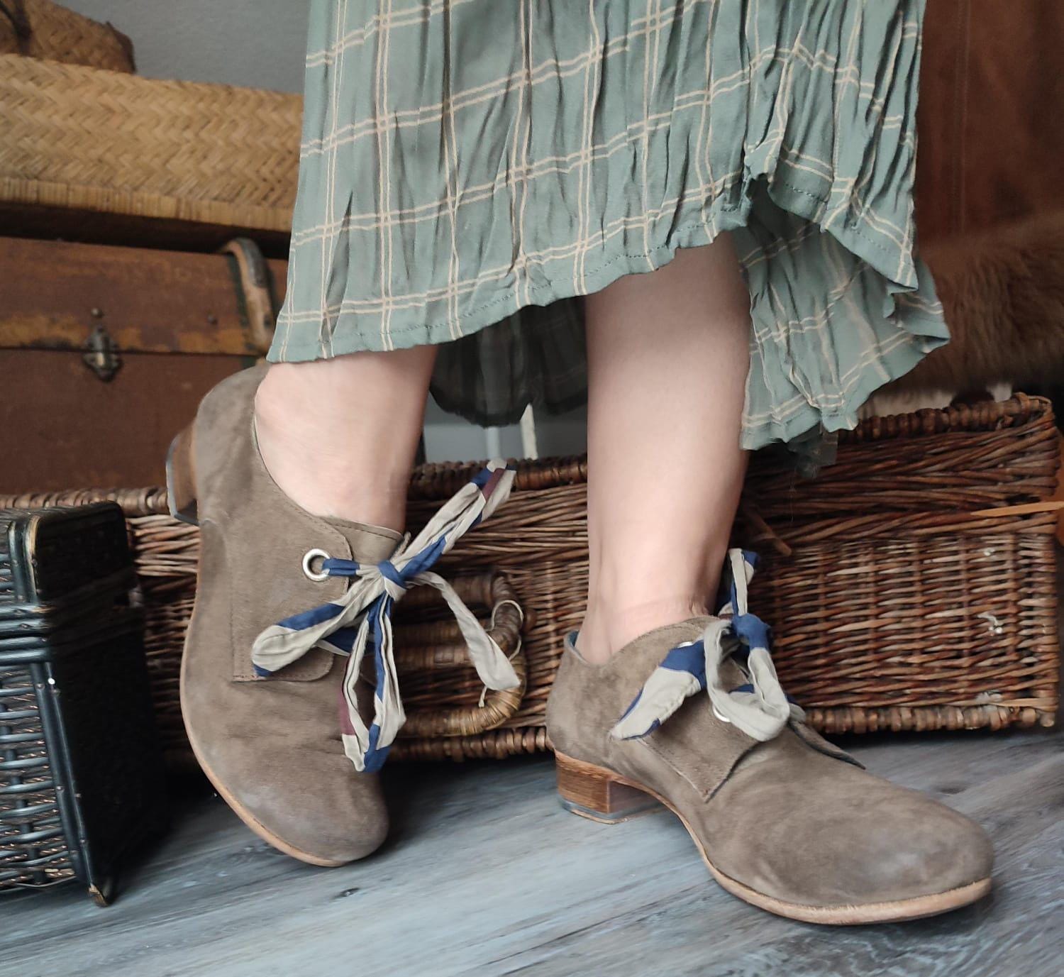 Lederschuhe Mit Schleife Größe 39 Vintage-Brocante-Look Echtleder Damen Schuhe Moma Schnürschuhe Grau-Beige Shabby Veloursleder Wildleder Lederschuhe Mit Schleife Größe 39 Vintage-Brocante-Look Echtleder Damen Schuhe Moma Schnürschuhe Grau-Beige Shabby Veloursleder Wildleder von PaperShopVintage