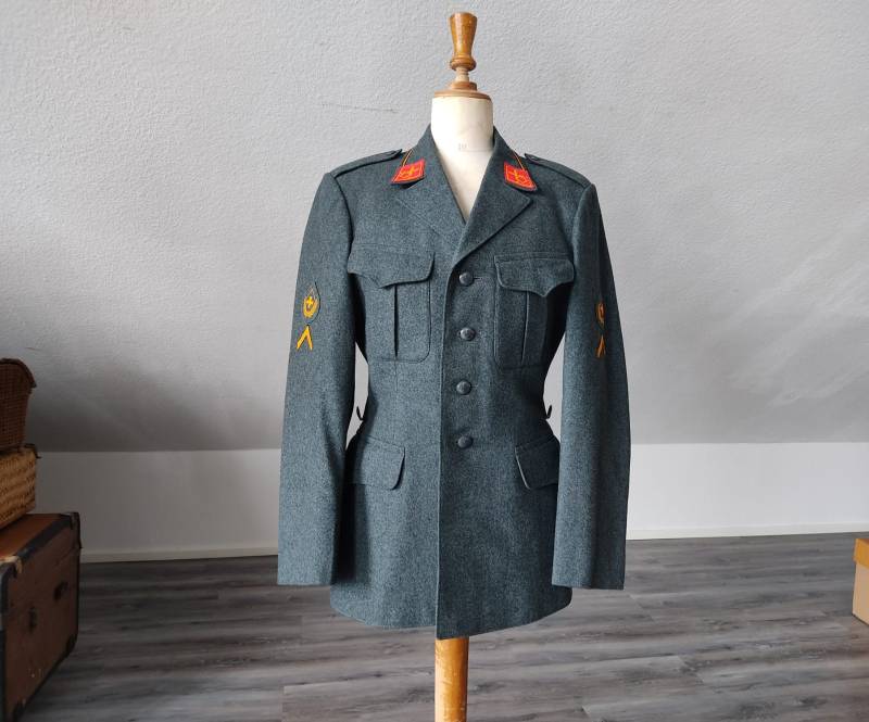 Militaria Schweizer Armeejacke Grüngrau Uniform Jacke Abzeichen Militär Tunika Wolle Loden Vintage Good Condition Kleine Grösse Small von PaperShopVintage