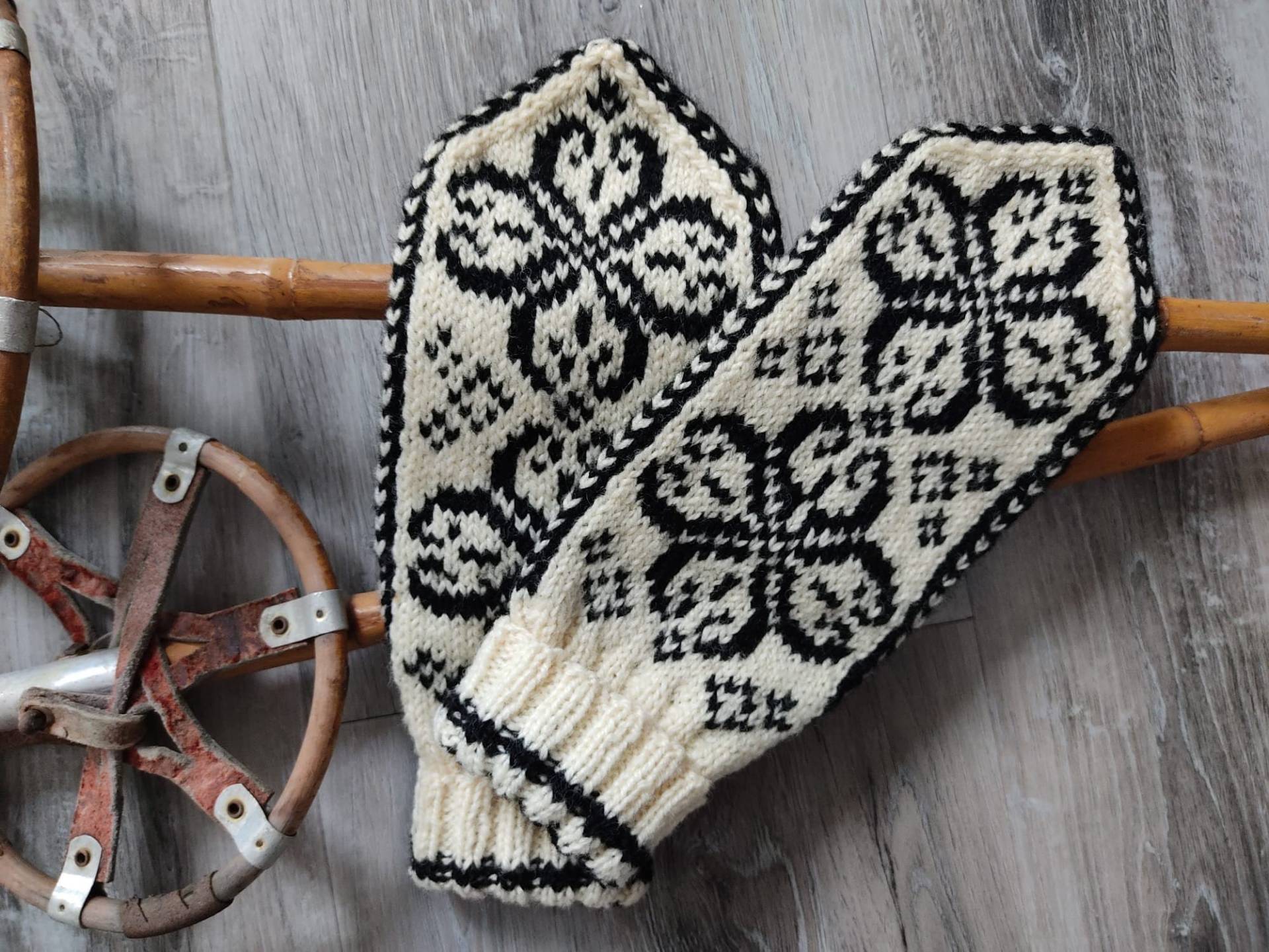 Vintage Norweger Wollhandschuhe Schwarz/Weiß Strickhandschuhe Fäustlinge Shetlandwolle Old School Wintersport Hüttendeko von PaperShopVintage