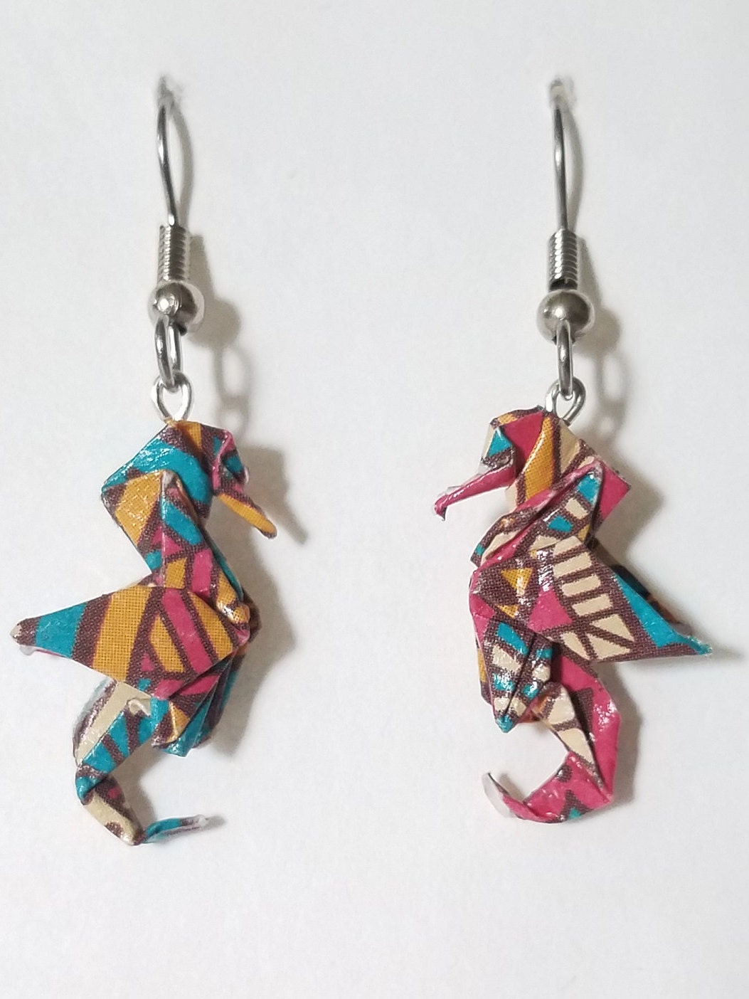 Origami Ohrringe, Mini Seepferdchen Origami Ohrringe, Mini Seepferdchen von PaperTigerFolds