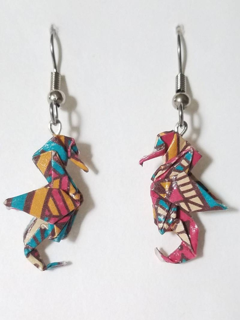 Origami Ohrringe, Mini Seepferdchen Origami Ohrringe, Mini Seepferdchen von PaperTigerFolds