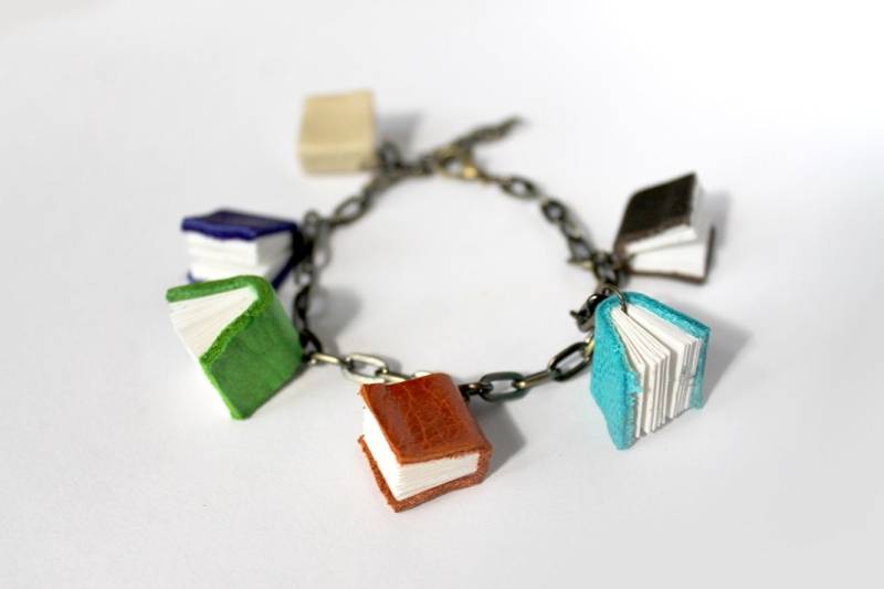 Buntes "Brights" Mini Buch Armband, Kette Mit Winzigen Lederbüchern, Handgemachter Buchschmuck Geschenk Für Einen Bibliothekar Oder Buchliebhaber von PaperToPen
