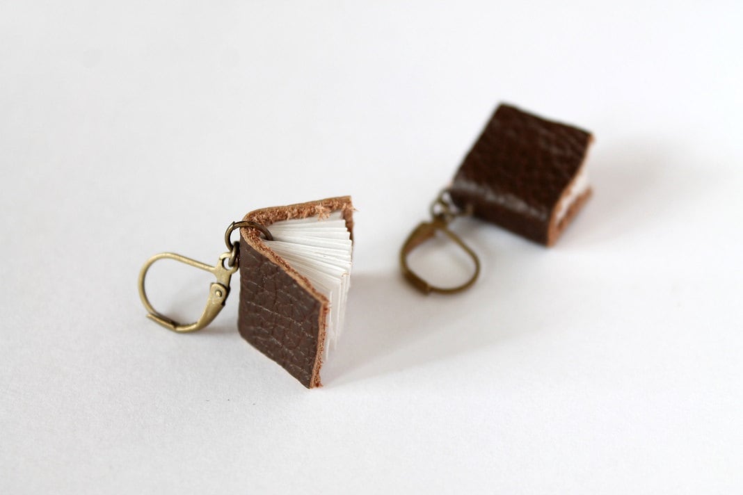 Mini Buch Brisur Ohrringe; Echt Leder Und Papier Charm Ohrringe, Geschenk Für Einen Buchliebhaber, Autor, Lehrer von PaperToPen