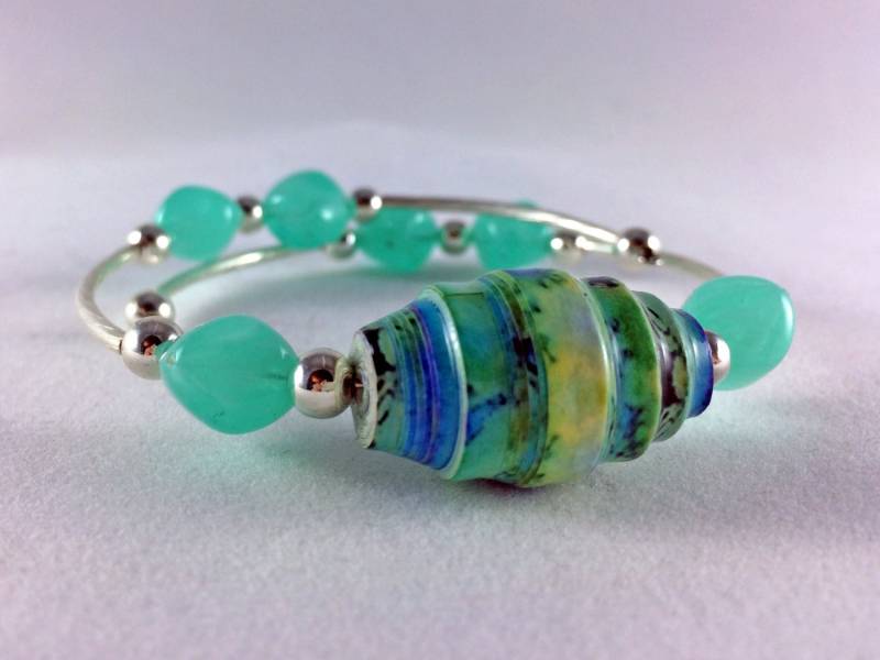 Handgeknüpftes Papierperlenarmband Türkises Glas & Silberner Armreif Mit Memory Wire von PaperartziBeads