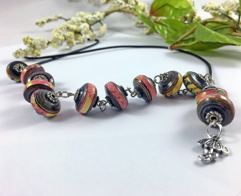 Handgemachte Papierperlenkette Regenschirm-Anhänger, Geflochtenes Lederband von PaperartziBeads