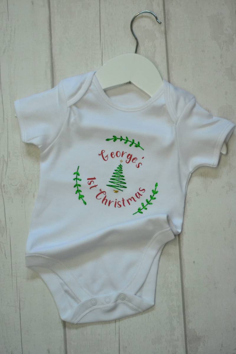 Meine Erste Weihnachten Personalisierte Weste Outfit Baby 1 Meine Erste Weihnachten Personalisierte Weste Outfit Baby 1 von PapercutzByK