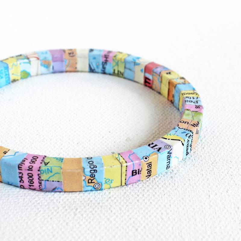 Weltkarte Armband Recycelter Karton Armreif, Reisegeschenk von Papermelon