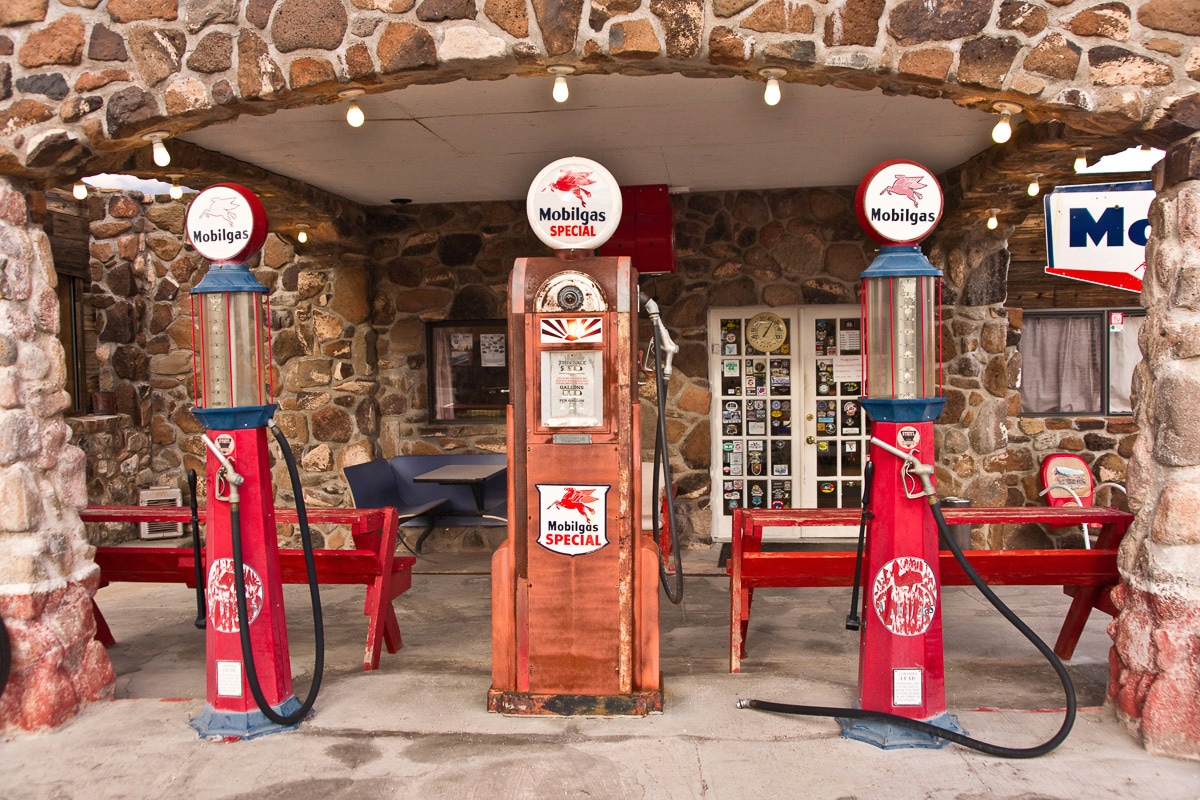 Papermoon Fototapete "Alte Tankstelle" von Papermoon