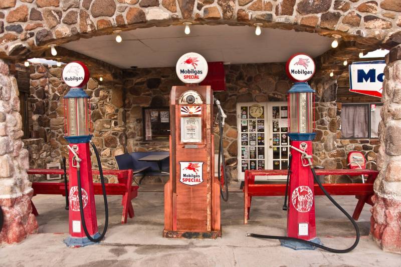 Papermoon Fototapete "Alte Tankstelle" von Papermoon