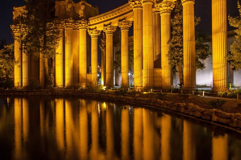 Papermoon Fototapete "Antike Säulen bei Nacht" von Papermoon