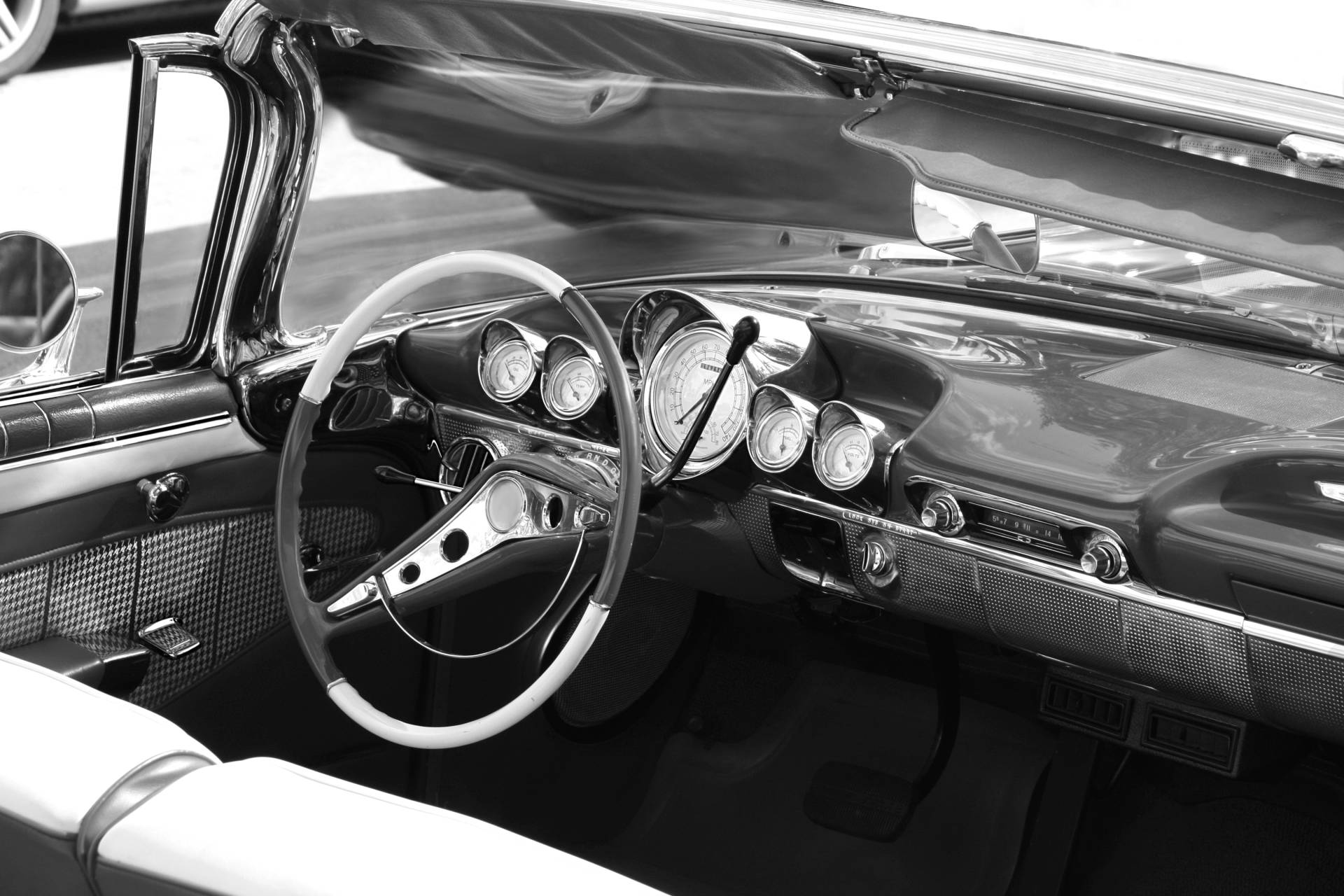 Papermoon Fototapete "Auto Schwarz & Weiß" von Papermoon