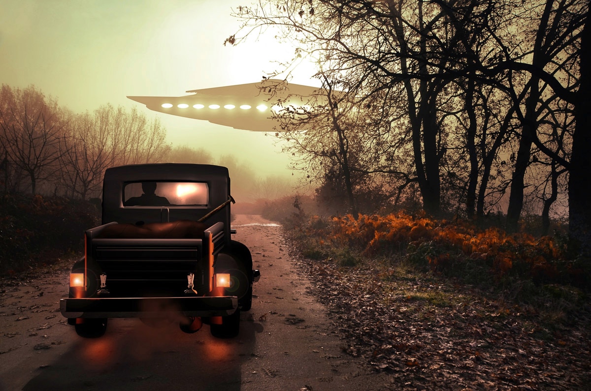 Papermoon Fototapete "Auto mit Raumschiff" von Papermoon