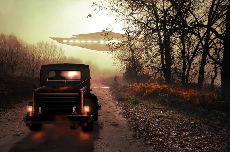 Papermoon Fototapete "Auto mit Raumschiff" von Papermoon