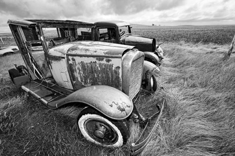 Papermoon Fototapete "Autowrack Schwarz & Weiß" von Papermoon