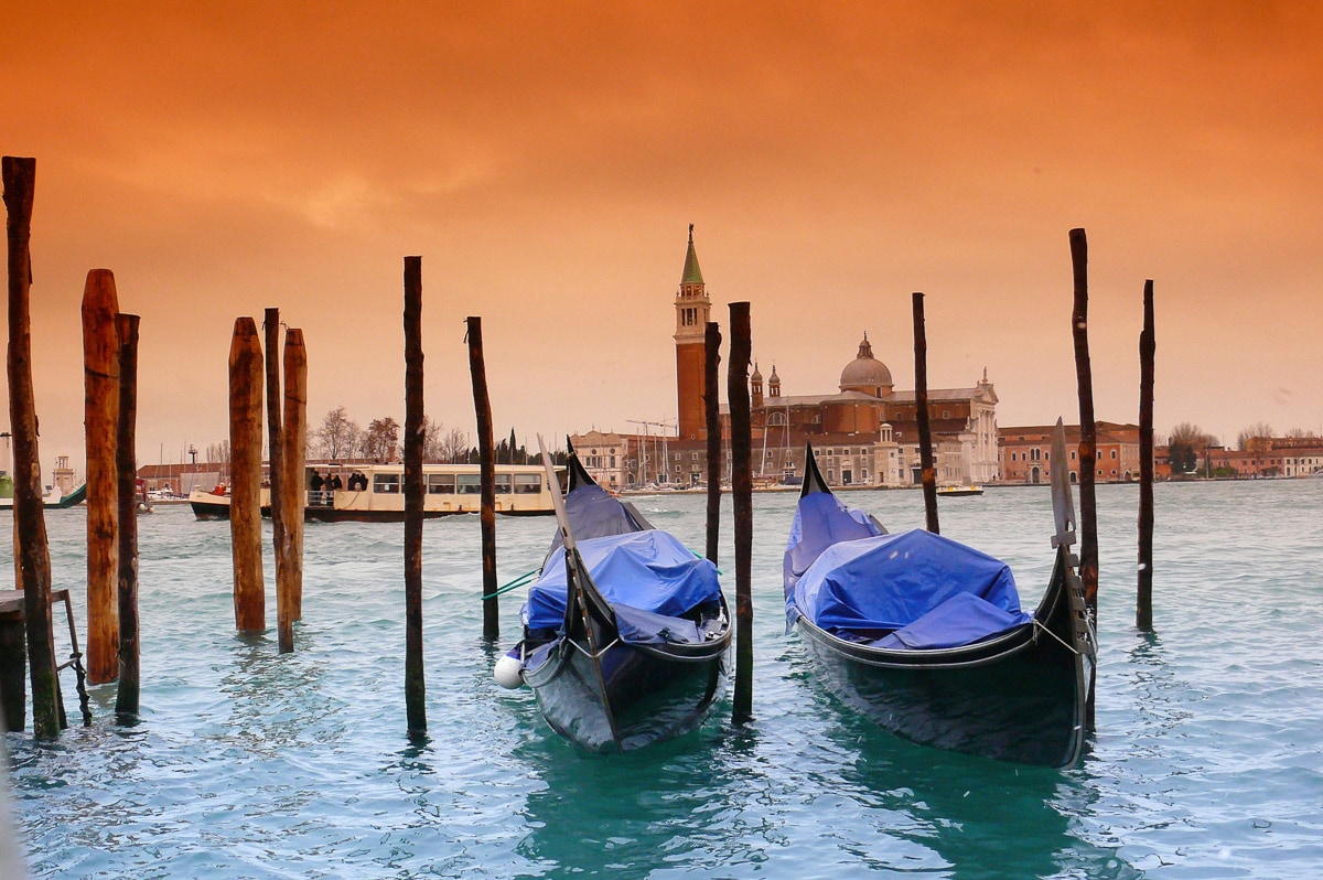 Papermoon Fototapete "Boote in Venedig" von Papermoon