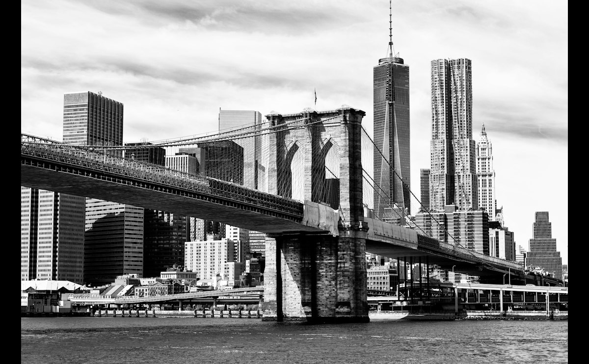 Papermoon Fototapete "Brooklyn Bridge Schwarz & Weiß" von Papermoon