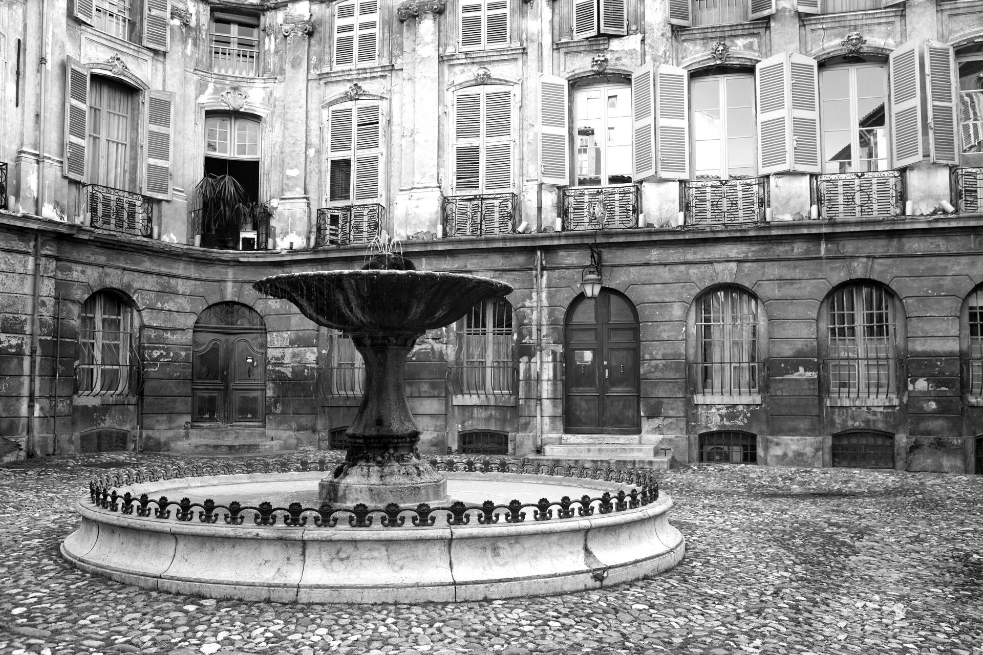 Papermoon Fototapete "Brunnen Schwarz & Weiß" von Papermoon