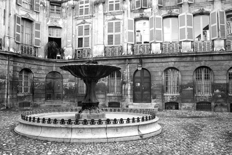 Papermoon Fototapete "Brunnen Schwarz & Weiß" von Papermoon