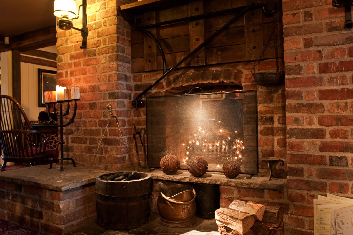 Papermoon Fototapete "ENGLISHER PUB-HISTORISCH KAMIN ZIEGEL RUSTIK VINTAGE" von Papermoon