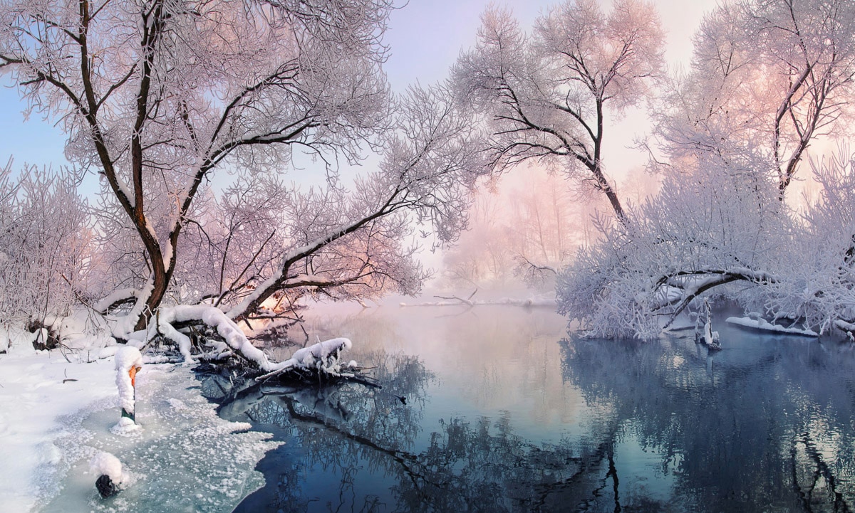 Papermoon Fototapete "Fluss in Winterlandschaft" von Papermoon
