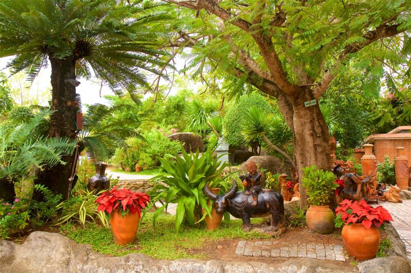 Papermoon Fototapete "GARTEN-KERAMIK STATUEN VIETNAM PARK CHAMTÜRME BLUMEN" von Papermoon