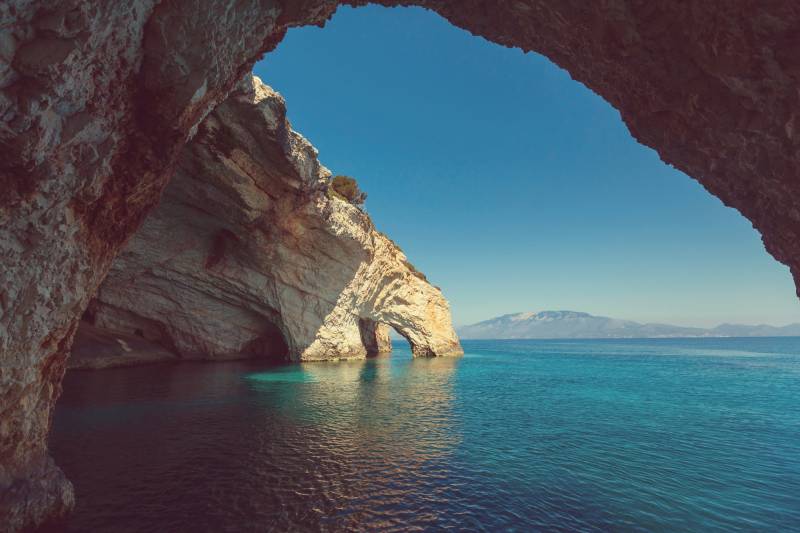Papermoon Fototapete "GROTTE-ZAKYNTHOS INSEL MEER GRIECHENLAND FELSEN GEBIRGE" von Papermoon