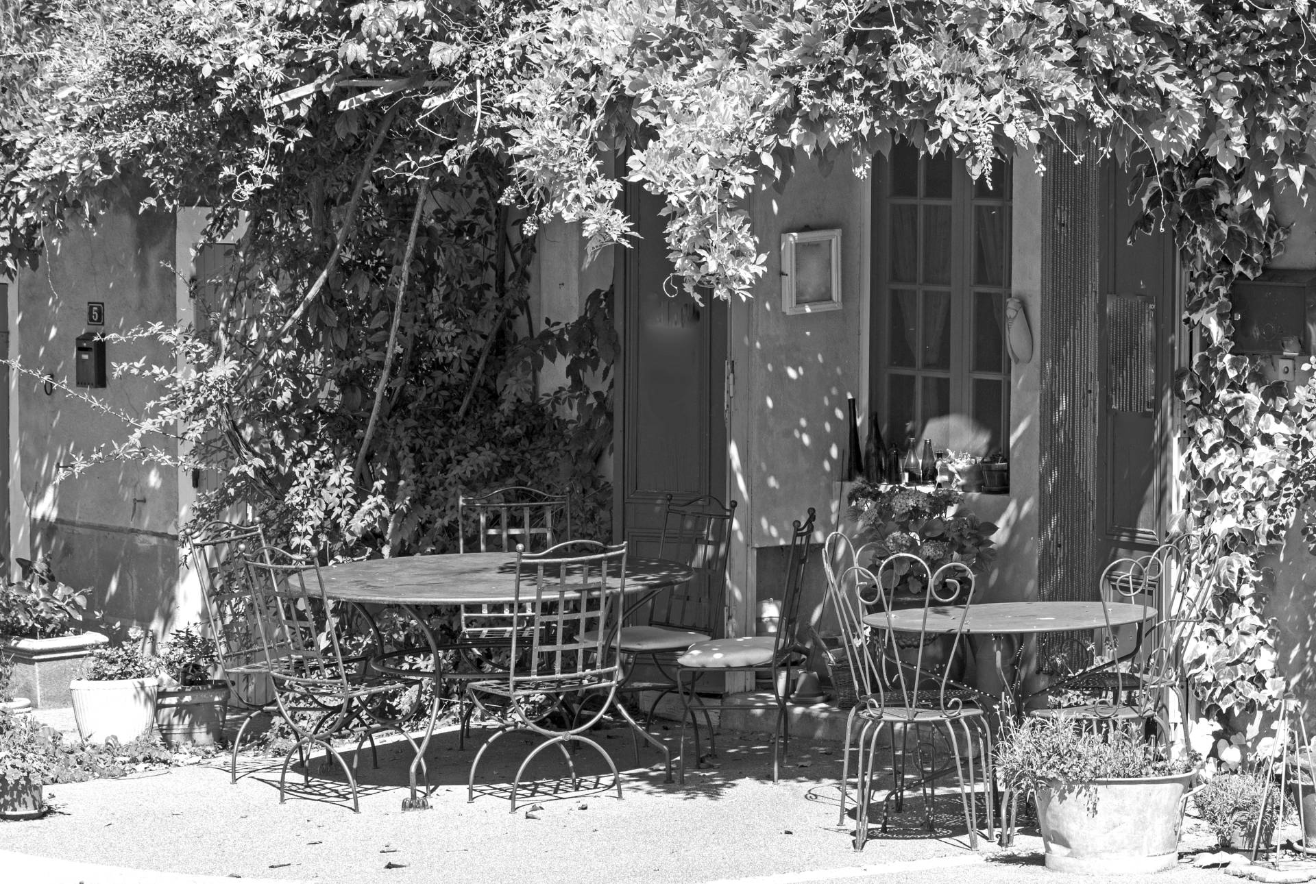 Papermoon Fototapete "Gebäude Schwarz & Weiß" von Papermoon